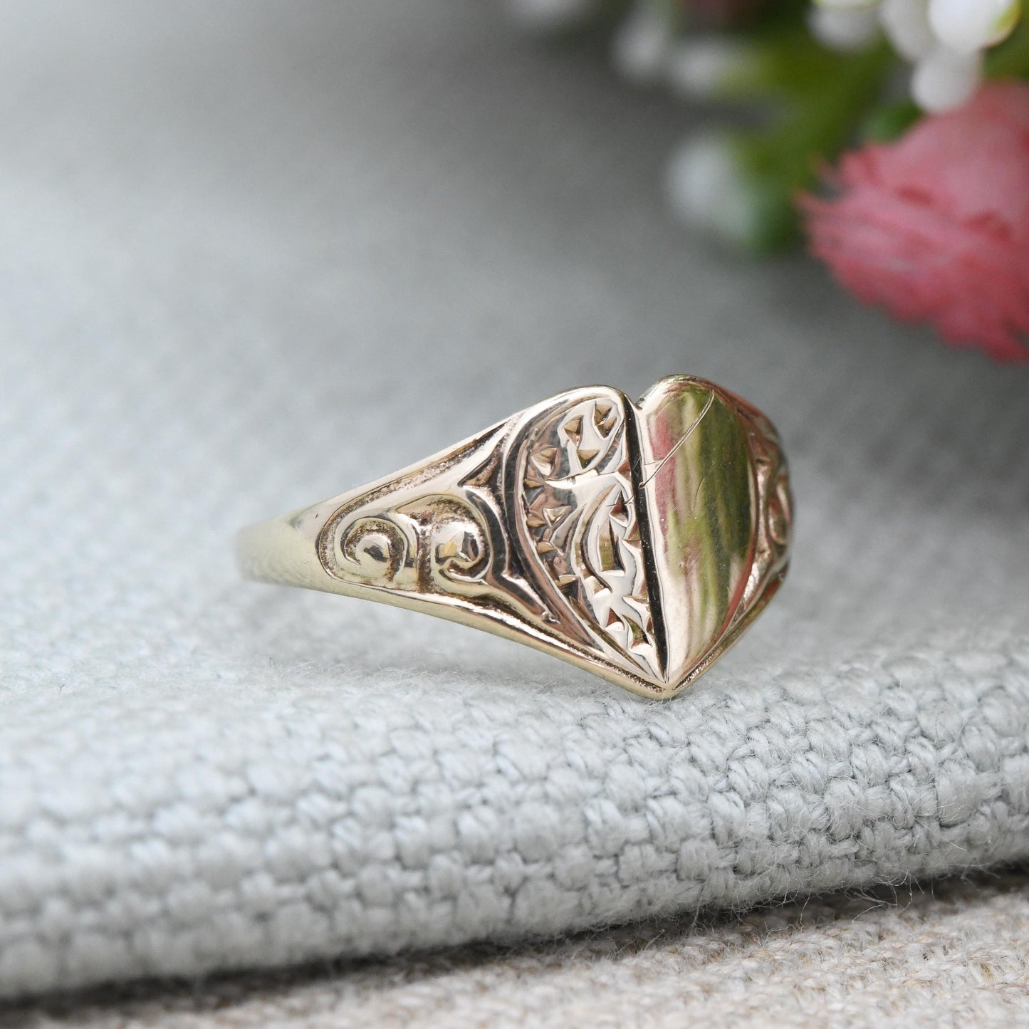 Vintage 9ct Gold Heart Signet Ring 1977 R W Wingate - Scrolling Pattern | Solid Gold Jewellery Unisex Pinkie | UK Size - K | US Size - 5 1/4