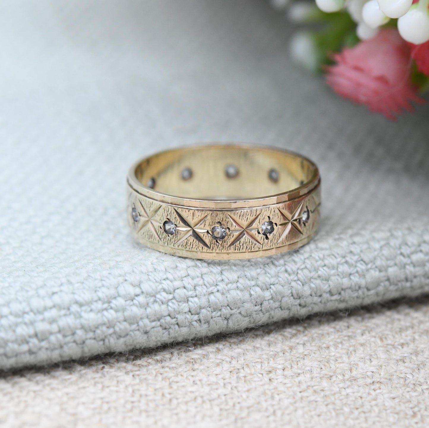 Vintage 9ct Gold X Band Ring with Clear Stones - Mid-Century Diamond Cut Jewellery Yellow Gold Unisex Wedding Band | UK Size - M US Size - 6