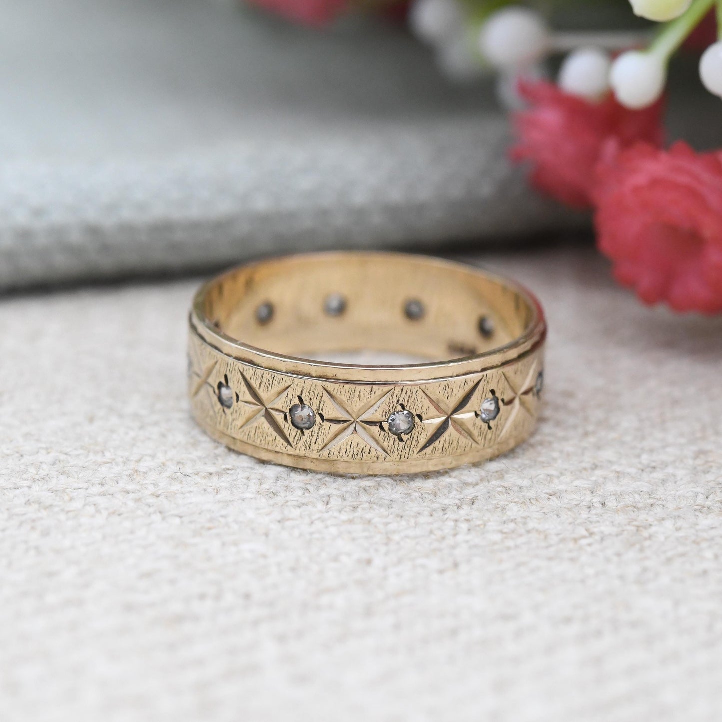 Vintage 9ct Gold X Band Ring with Clear Stones - Mid-Century Diamond Cut Jewellery Yellow Gold Unisex Wedding Band | UK Size - M US Size - 6