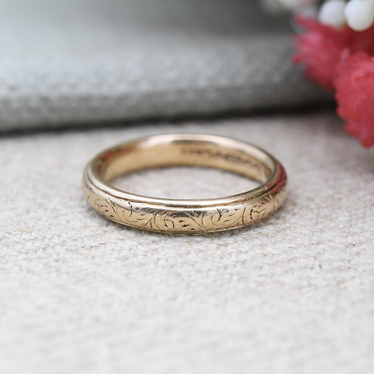 Vintage 9ct Gold Engraved Band Ring 1947 - Rounded Small Size Solid Yellow Gold Wedding Band Unisex Pinkie | UK Size - H | US Size - 3 3/4