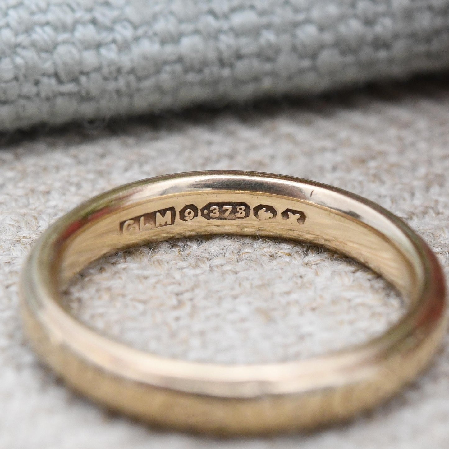 Vintage 9ct Gold Engraved Band Ring 1947 - Rounded Small Size Solid Yellow Gold Wedding Band Unisex Pinkie | UK Size - H | US Size - 3 3/4