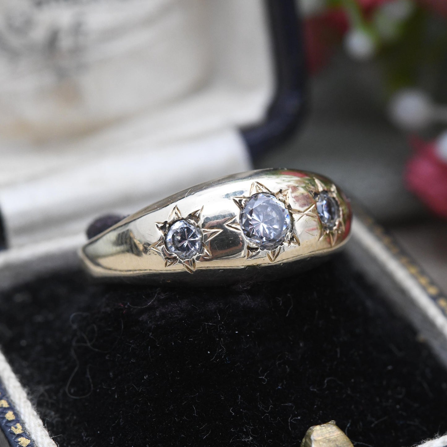 Vintage 9ct Gold Flush Set Three Stone Ring 1996 - Starburst Star Set Large CZ Stone Unisex Gold Gift | UK Size - S 1/2 | US Size - 9 1/4