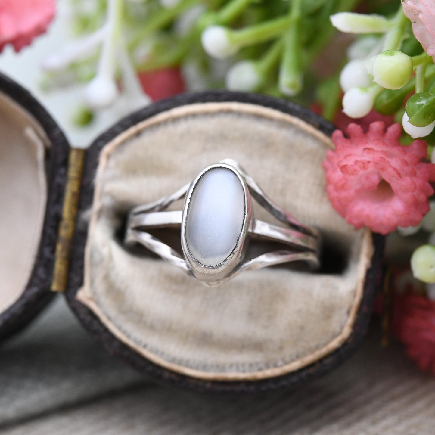 Vintage Sterling Silver Moonstone Ring - Split Twist Minimal Design Cabochon Gemstone Mid-Century Modern | UK Size - M | US Size - 6 1/4
