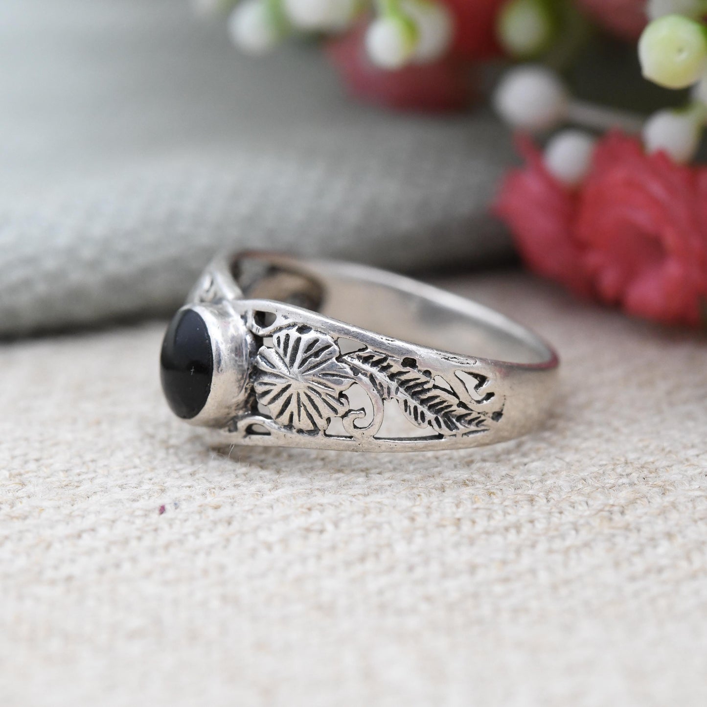 Vintage Sterling Silver Onyx Wishbone Ring Openwork Leaf Band - Black Pinkie Ring Pretty Silver Gift for Her | UK Size - L | US Size - 5 3/4