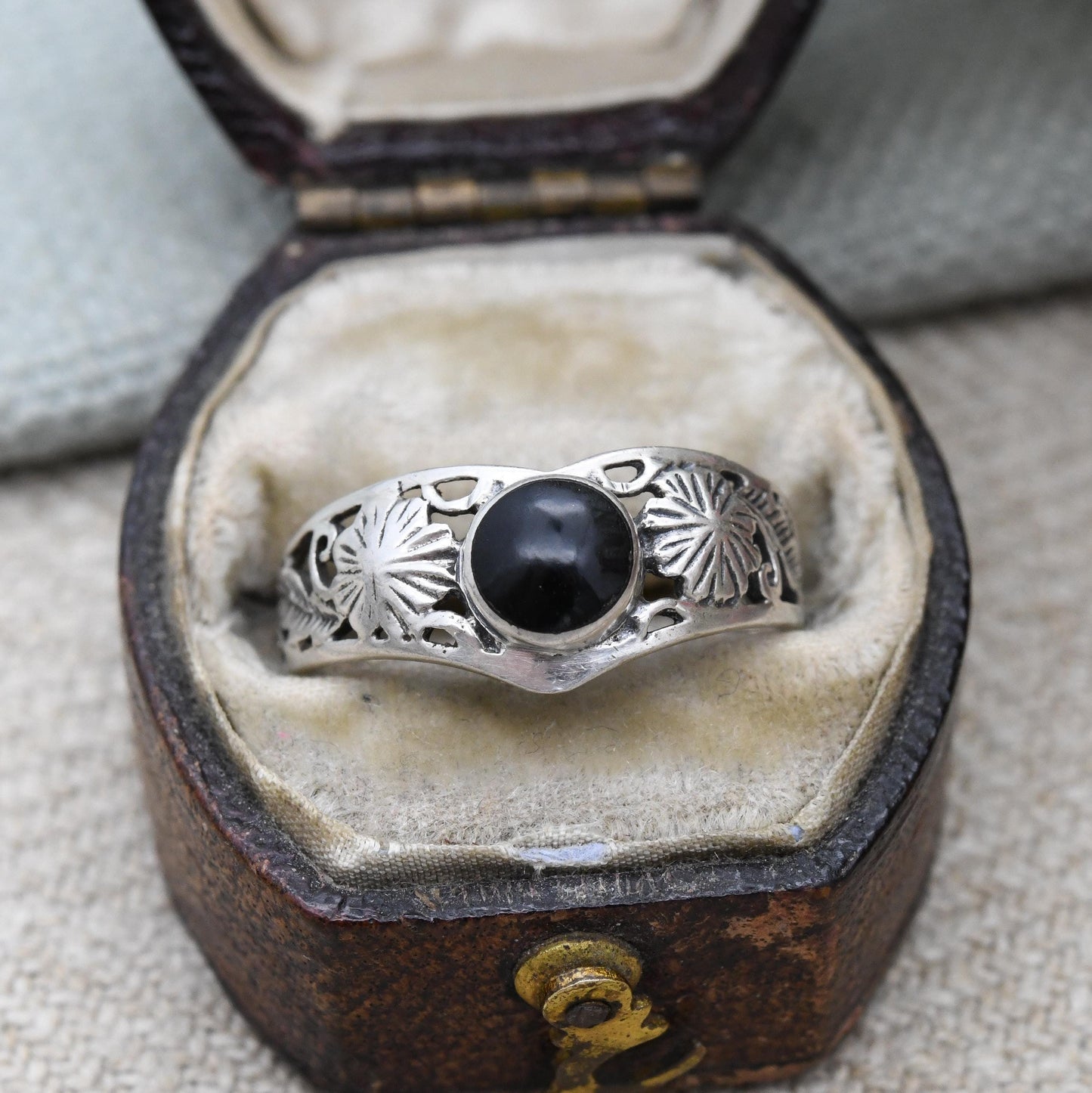 Vintage Sterling Silver Onyx Wishbone Ring Openwork Leaf Band - Black Pinkie Ring Pretty Silver Gift for Her | UK Size - L | US Size - 5 3/4