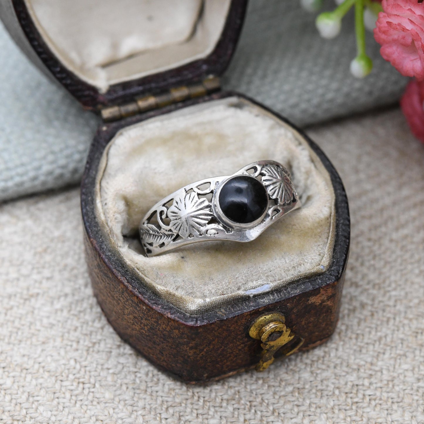 Vintage Sterling Silver Onyx Wishbone Ring Openwork Leaf Band - Black Pinkie Ring Pretty Silver Gift for Her | UK Size - L | US Size - 5 3/4