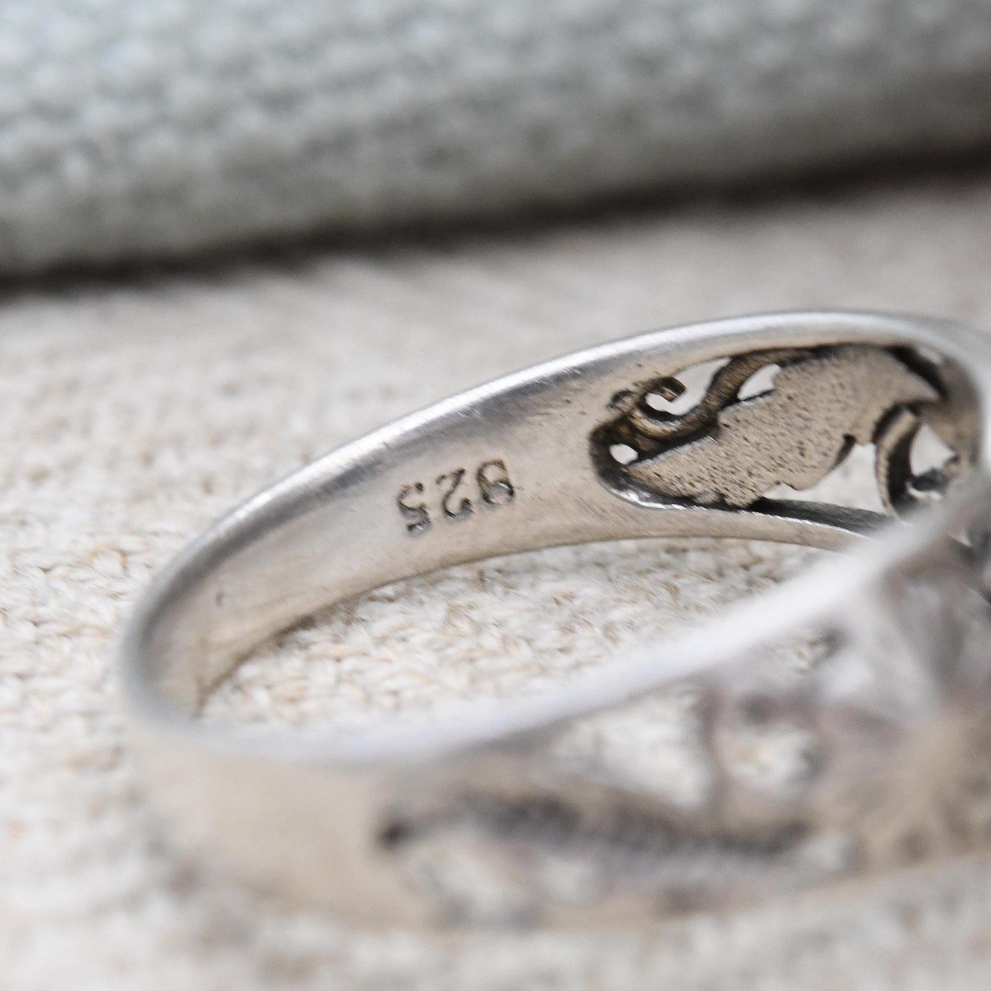 Vintage Sterling Silver Onyx Wishbone Ring Openwork Leaf Band - Black Pinkie Ring Pretty Silver Gift for Her | UK Size - L | US Size - 5 3/4
