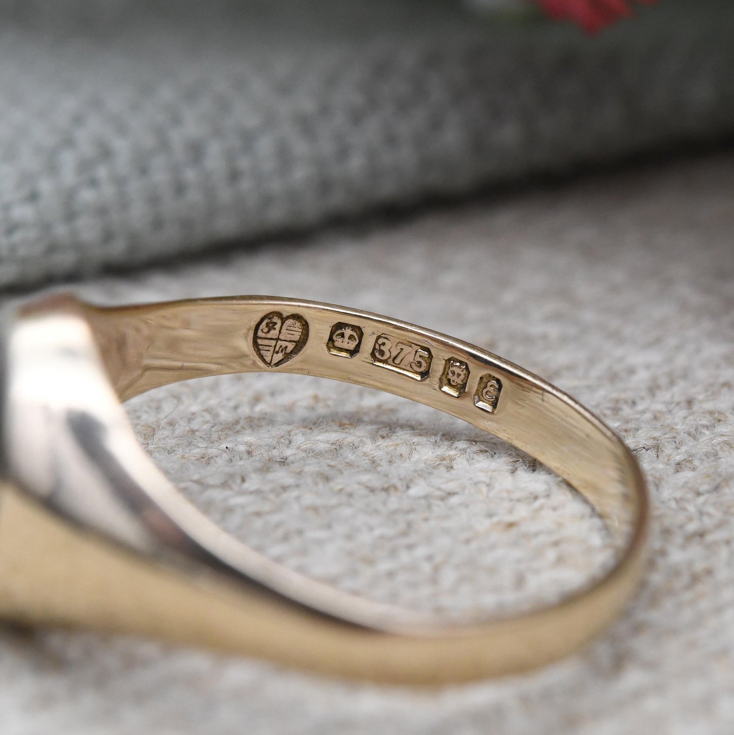 Vintage 9ct Gold Onyx Signet Ring 1979 by Fred Manshaw - Unisex Gift for Him Mid-Century Jewellery Oval Black | UK Size - P US Size - 7 3/4