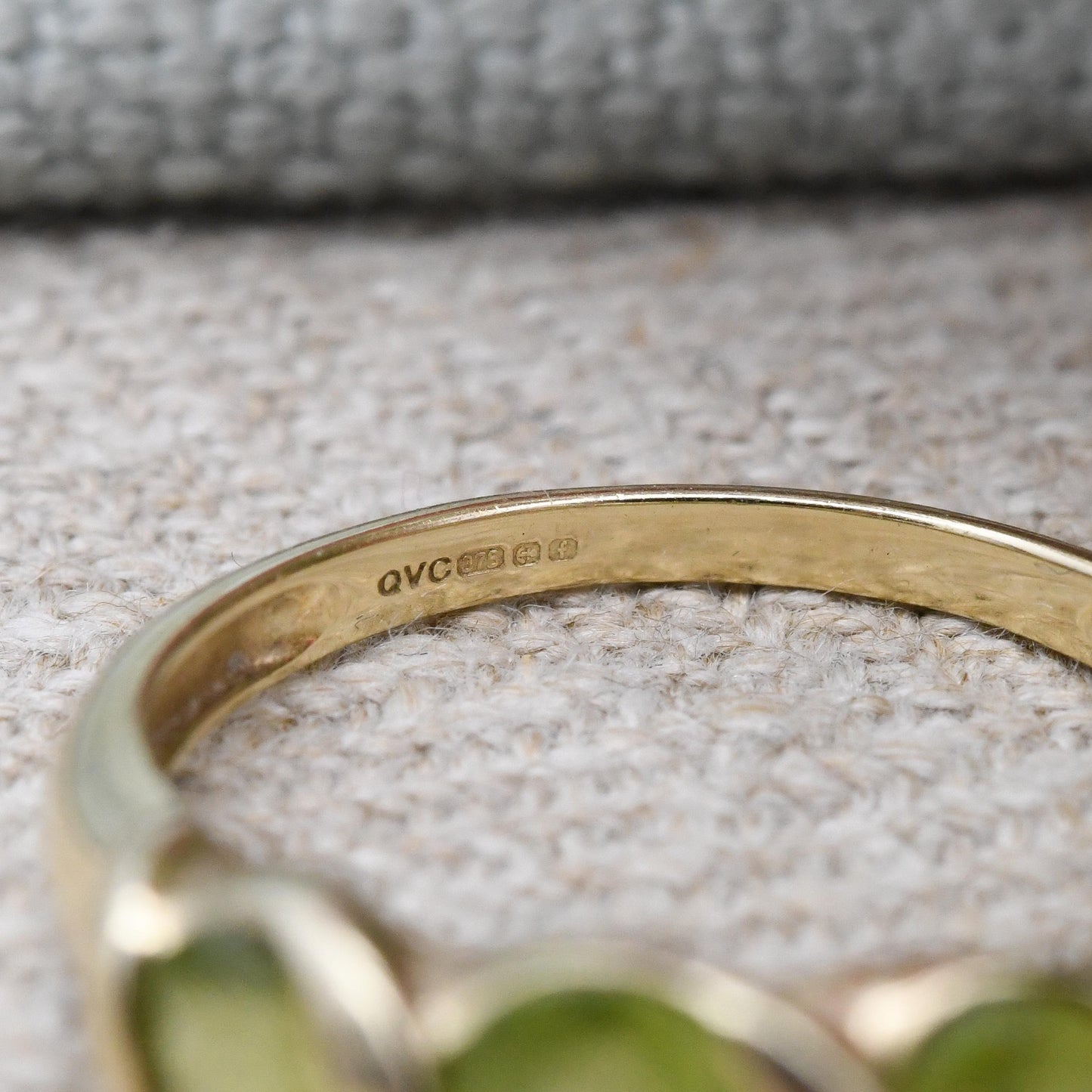 9ct Gold Peridot Three Stone Ring Twisted Bar Set - Oval 3 Stone Green Gemstone Jewellery Gift for Her | UK Size - O | US Size - 7