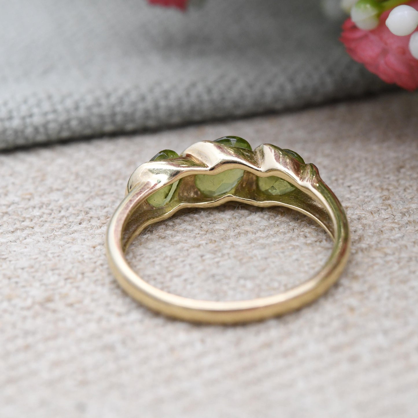9ct Gold Peridot Three Stone Ring Twisted Bar Set - Oval 3 Stone Green Gemstone Jewellery Gift for Her | UK Size - O | US Size - 7