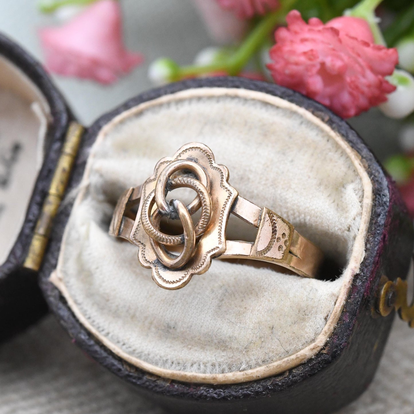 Antique Rolled Gold Knot Ring with Split Shoulders - Scalloped Edge Engraved Detail | Lover's Knot Ring | UK Size - M 1/2 | US Size - 6 1/2