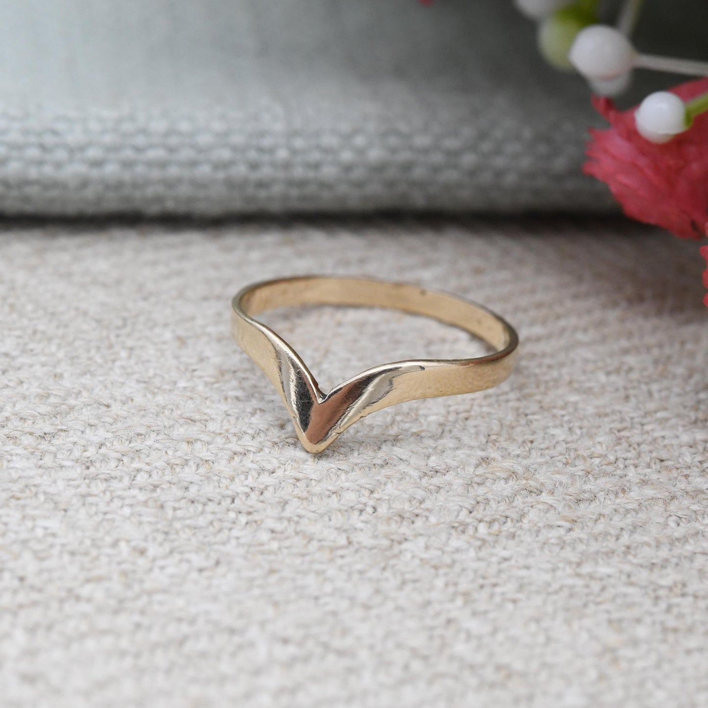 Vintage 9ct Gold Wishbone Ring Pinkie or Midi Ring - Small Size Yellow Gold V Shaped Band Ring | UK Size - J | US Size - 4 3/4