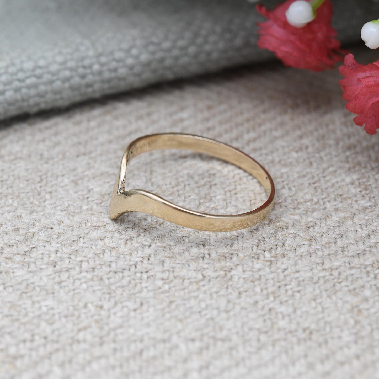 Vintage 9ct Gold Wishbone Ring Pinkie or Midi Ring - Small Size Yellow Gold V Shaped Band Ring | UK Size - J | US Size - 4 3/4