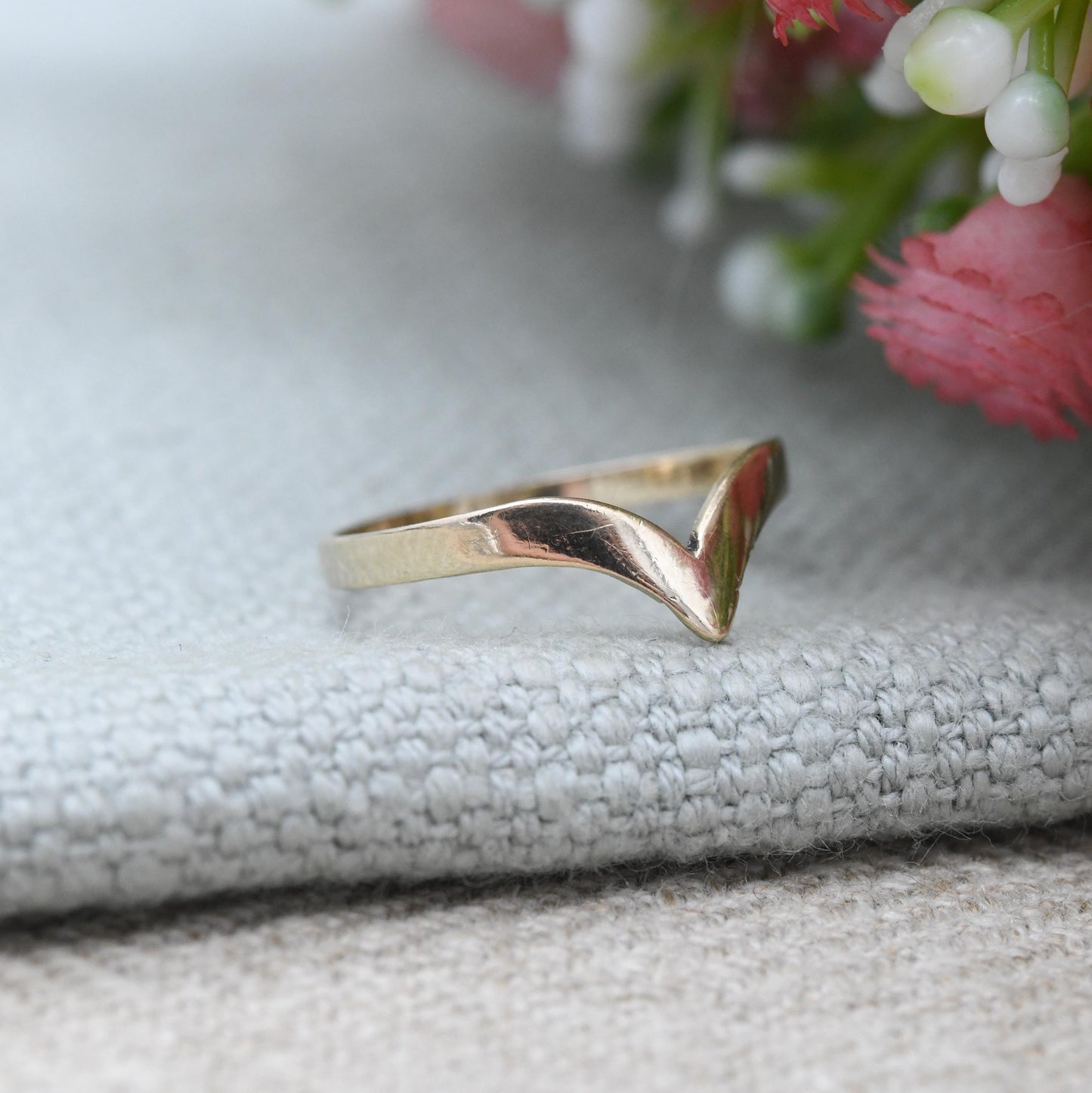 Vintage 9ct Gold Wishbone Ring Pinkie or Midi Ring - Small Size Yellow Gold V Shaped Band Ring | UK Size - J | US Size - 4 3/4