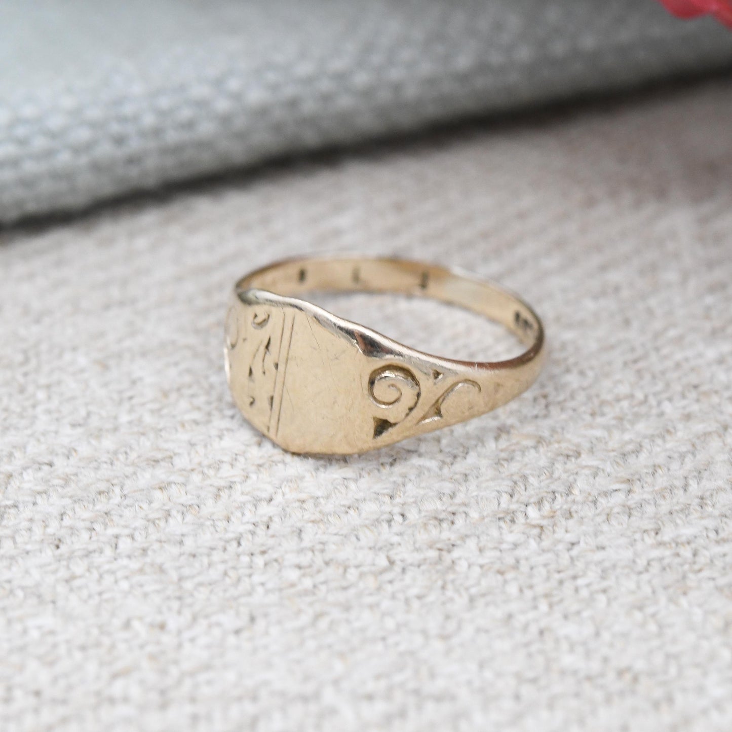 Vintage 9ct Gold Signet Ring 1973 Unisex Pinkie Ring - Scrolling Pattern | Small Size Solid Gold Jewellery | UK Size - G 1/2 US Size - 3 1/2