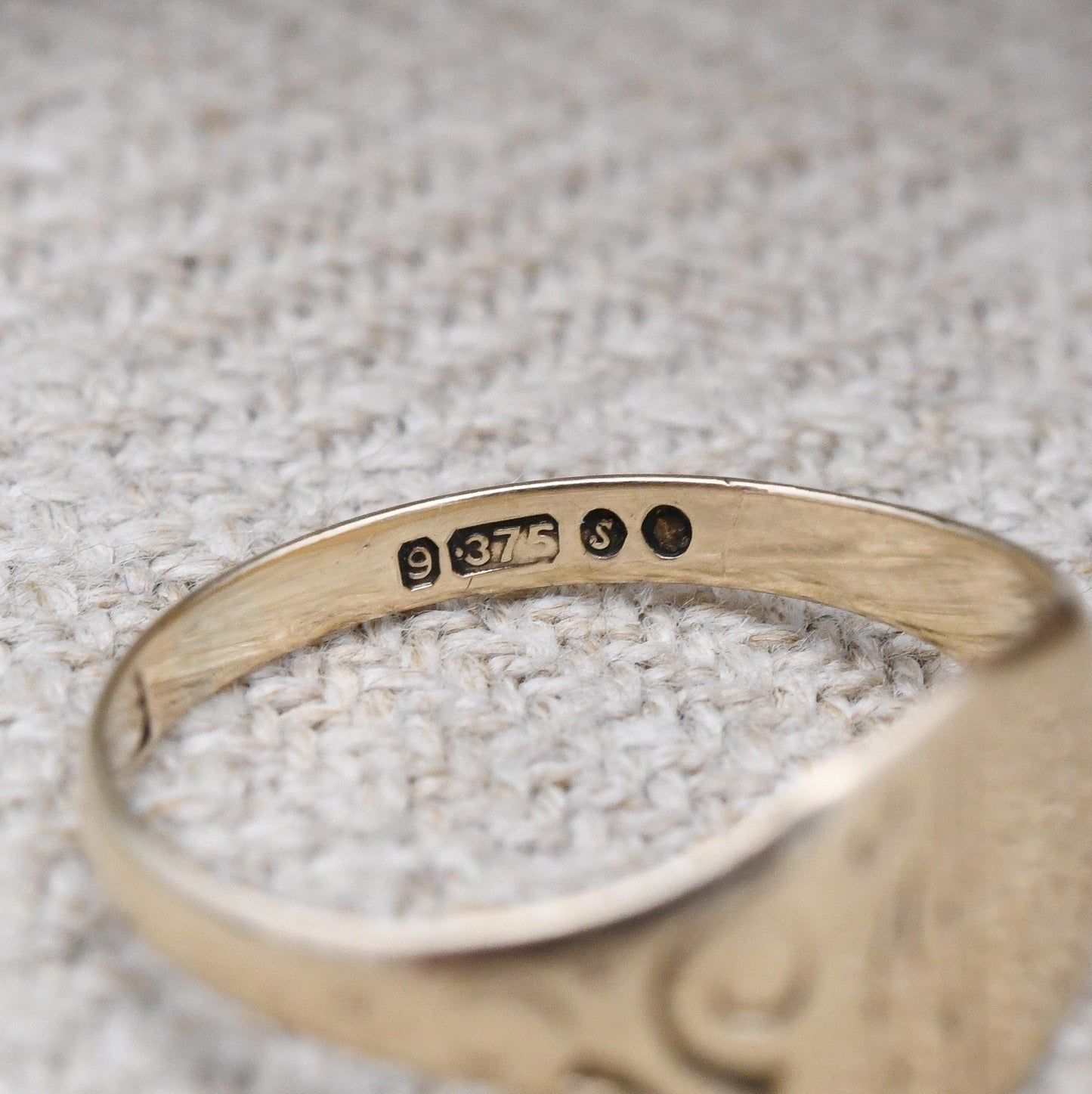 Vintage 9ct Gold Signet Ring 1973 Unisex Pinkie Ring - Scrolling Pattern | Small Size Solid Gold Jewellery | UK Size - G 1/2 US Size - 3 1/2