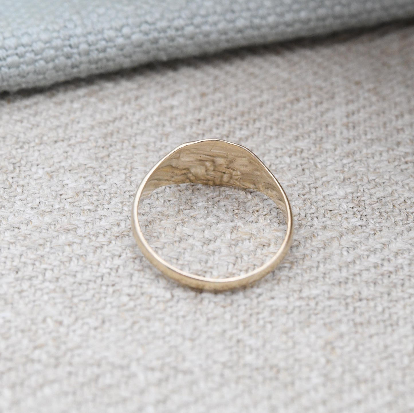 Vintage 9ct Gold Signet Ring 1973 Unisex Pinkie Ring - Scrolling Pattern | Small Size Solid Gold Jewellery | UK Size - G 1/2 US Size - 3 1/2