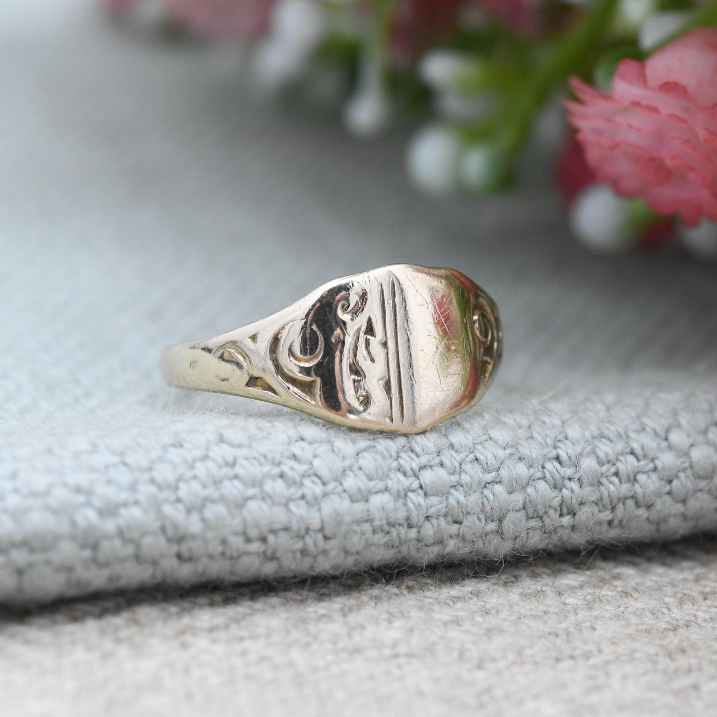 Vintage 9ct Gold Signet Ring 1973 Unisex Pinkie Ring - Scrolling Pattern | Small Size Solid Gold Jewellery | UK Size - G 1/2 US Size - 3 1/2
