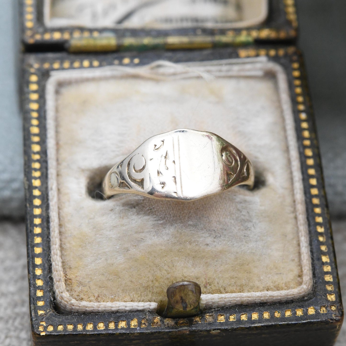 Vintage 9ct Gold Signet Ring 1973 Unisex Pinkie Ring - Scrolling Pattern | Small Size Solid Gold Jewellery | UK Size - G 1/2 US Size - 3 1/2