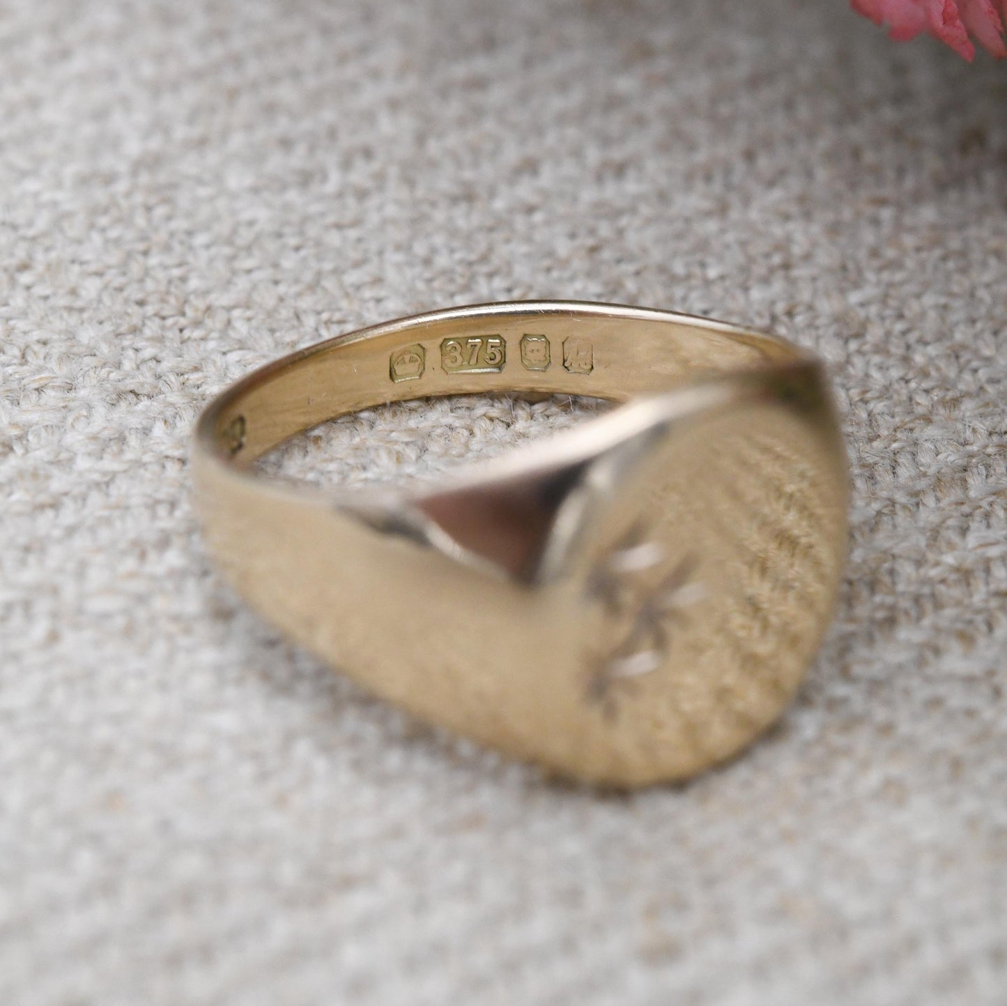 Vintage 9ct Gold Signet Ring 1986 with Diamond Cut Star Design - Chunky Small Gold Pinkie Ring Gift for Him | UK Size - J 1/2 | US Size - 5