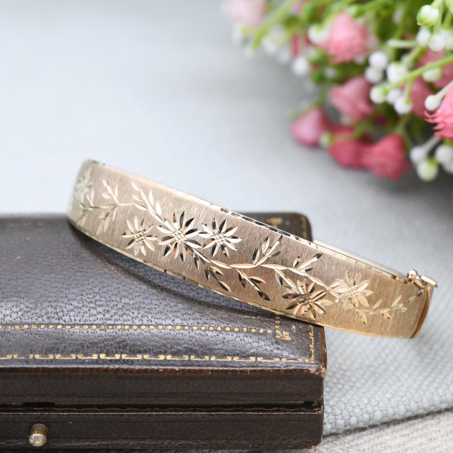 Vintage 9ct Gold Hinged Bangle Bracelet 1990 - Engraved Flowers Design | Diamond Cut Textured Detail | Solid Gold Jewellery Gift for Her