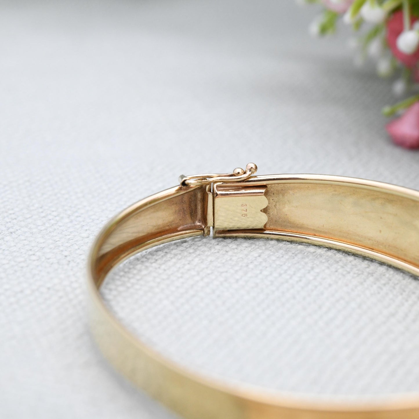 Vintage 9ct Gold Hinged Bangle Bracelet 1990 - Engraved Flowers Design | Diamond Cut Textured Detail | Solid Gold Jewellery Gift for Her