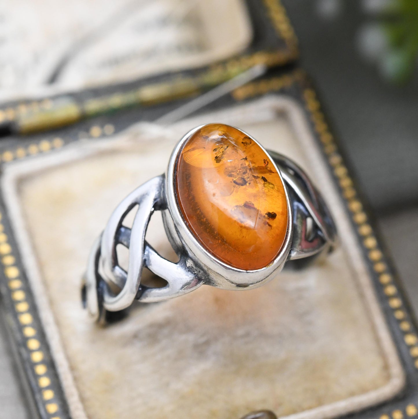 Vintage Sterling Silver Amber Ring Celtic Knot Shoulders - Pretty Unisex Silver Ring Large Orange Stone | UK Size - Q | US Size - 8 1/4