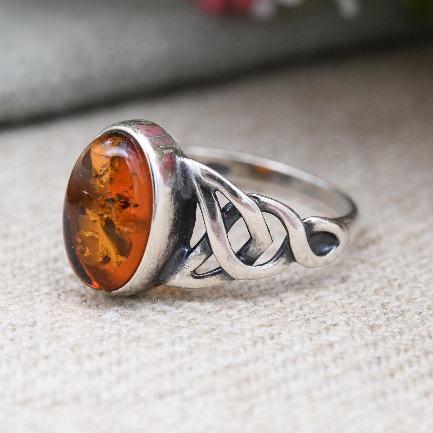 Vintage Sterling Silver Amber Ring Celtic Knot Shoulders - Pretty Unisex Silver Ring Large Orange Stone | UK Size - Q | US Size - 8 1/4