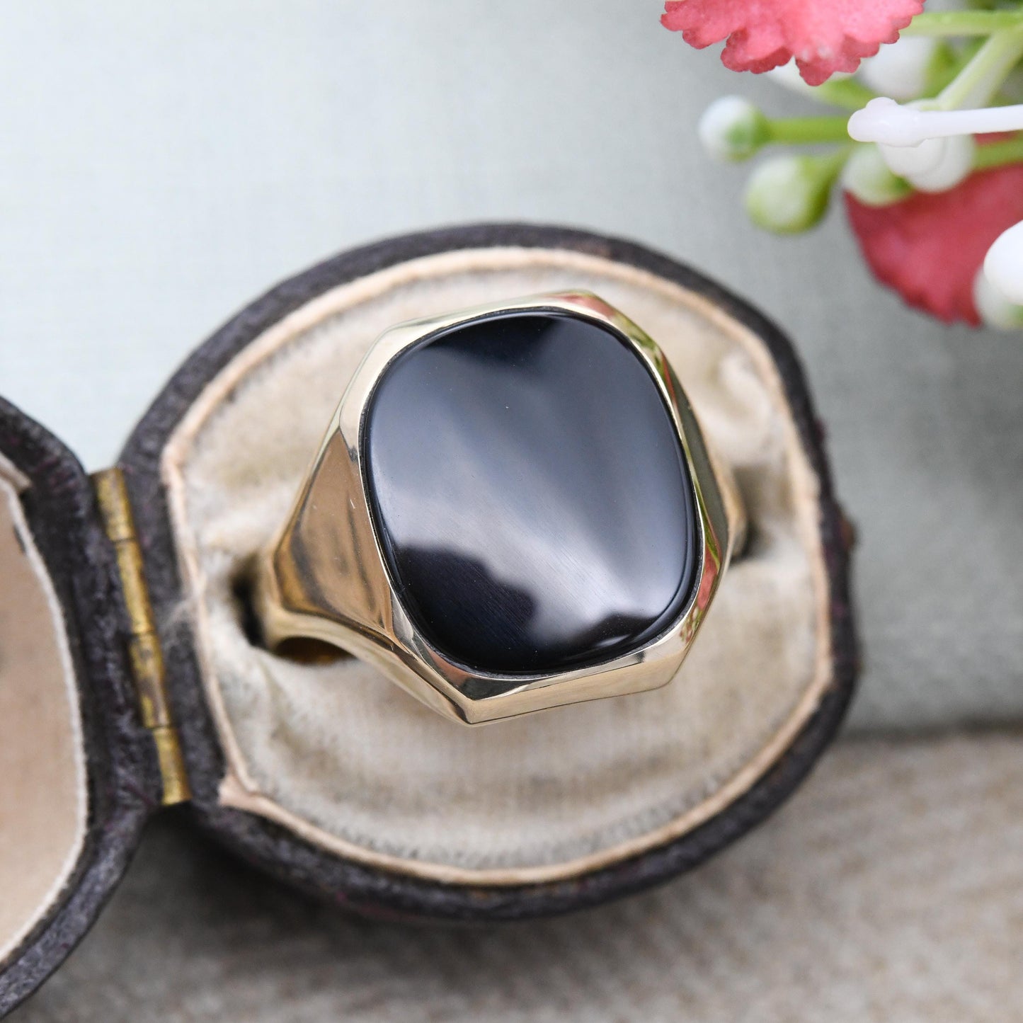 Vintage 9ct Gold Onyx Signet Ring - Large Unisex Yellow Gold and Black Jewellery Gift for Him Square | UK Size - U 1/2 | US Size - 10 1/4