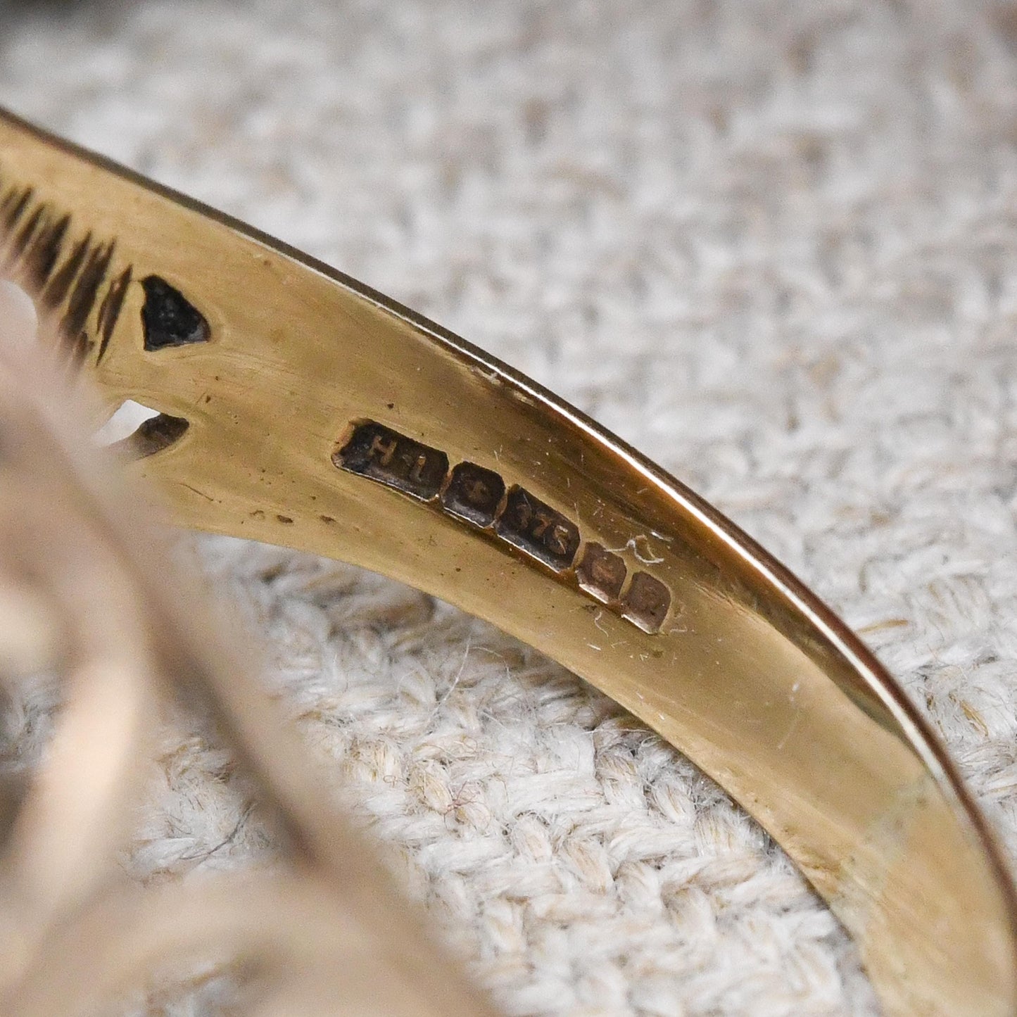 22ct Gold Half Sovereign Coin Ring Vintage 1982 Elizabeth II in 9ct Gold Ring Mount - Large Chunky Ring | UK Size - R | US Size - 8 1/2