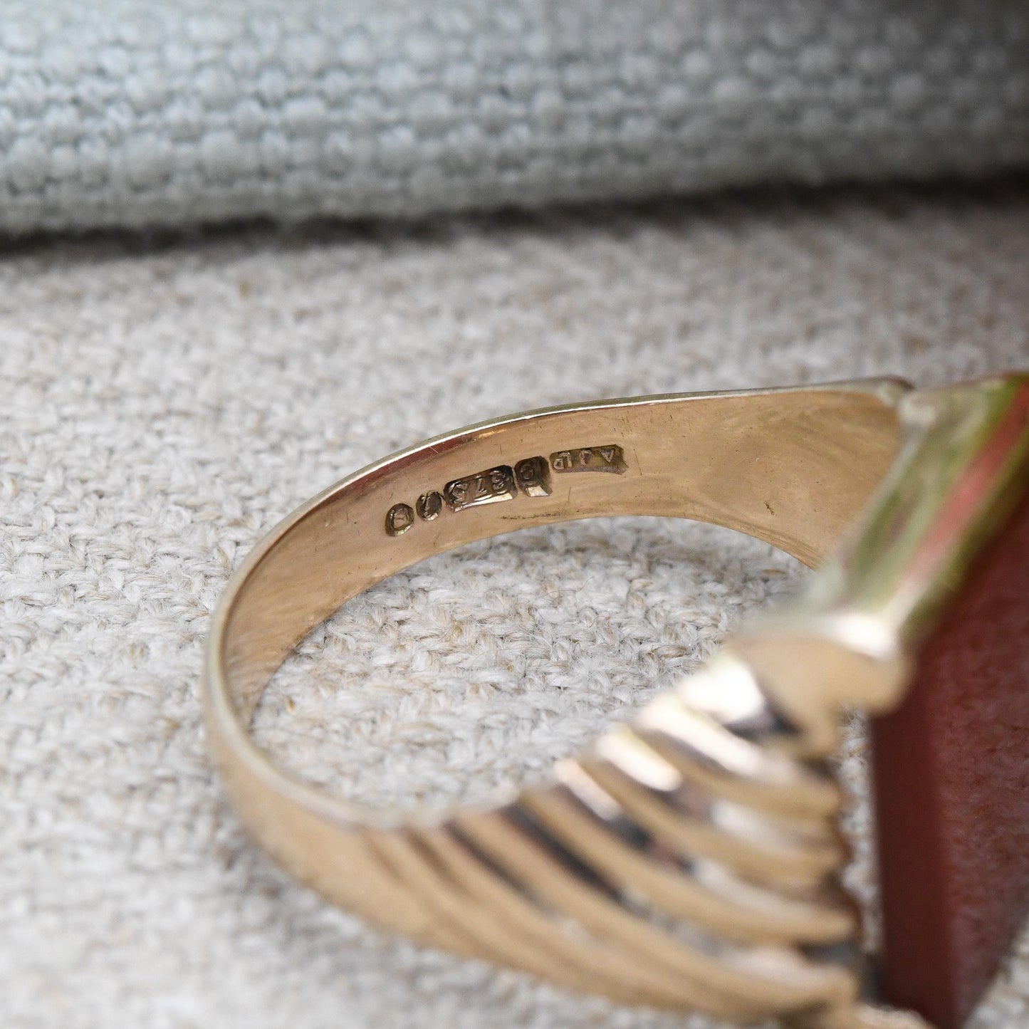 Vintage 9ct Gold Carnelian Signet Ring 1964 with Twisted Shank - Unisex Chunky Solid Gold Blank Gemstone | UK Size - S 1/2 | US Size - 9 1/2
