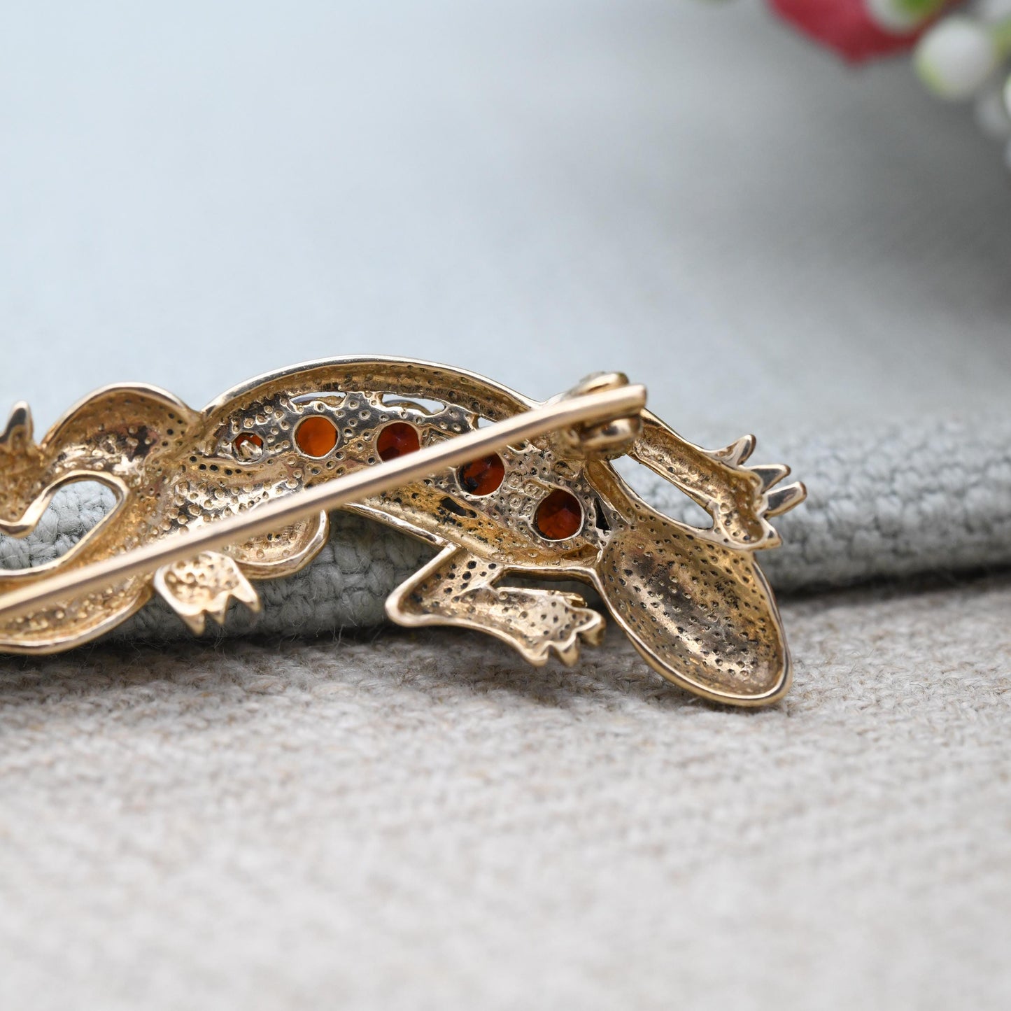 Vintage 9ct Gold and Garnet Lizard Brooch 1990 SJ - Solid Gold Reptile Jewellery | Textured Detail Bar Brooch | Crawling Gecko | Animal Gift