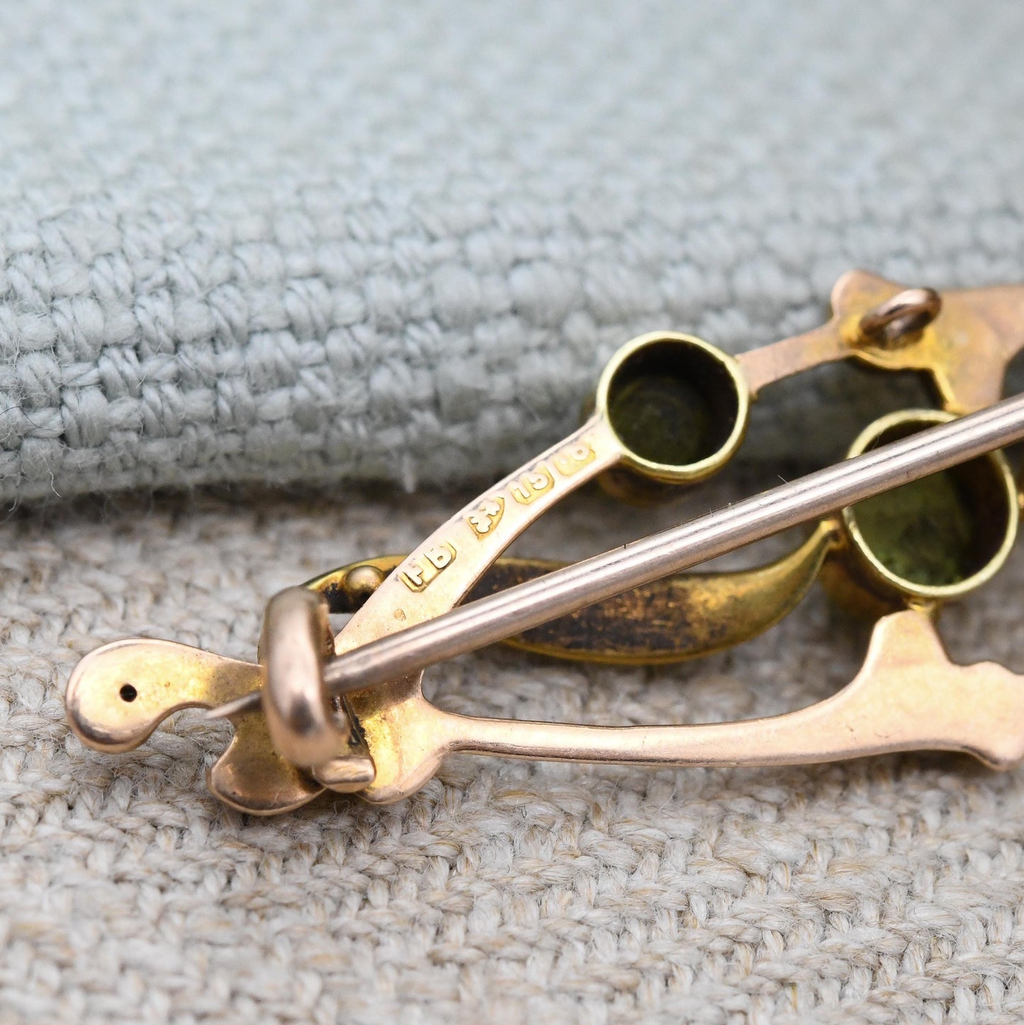 Antique 15ct Gold Peridot and Split Pearl Brooch Chester Hallmarks - Green Gemstone Stone | Scrolling Flared Detail | Beautiful Gift for Her