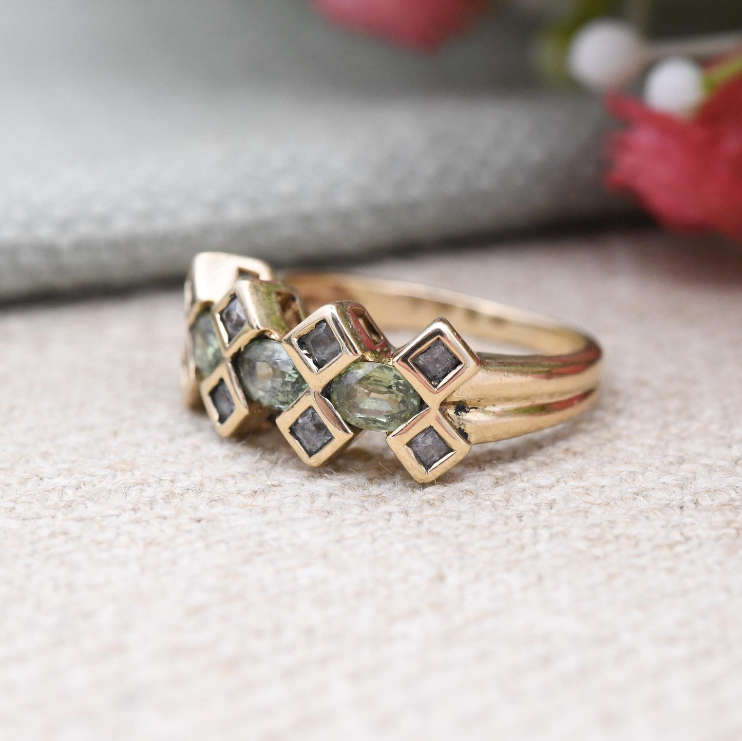 9ct Gold Oval Gemstone Cluster Ring QVC - Green Flush Set 3 Stone Trilogy Half Eternity Ring with Accent Stone | UK Size - H US Size - 3 3/4
