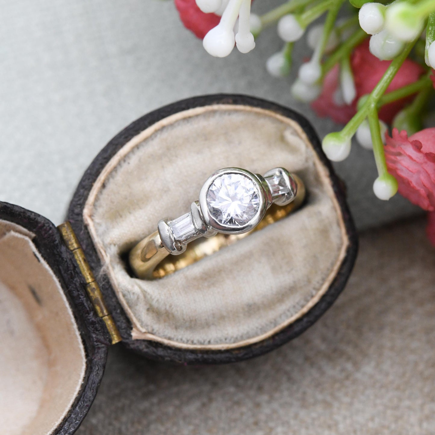 Vintage 9ct Gold CZ Solitaire Ring with Baguette Cut Side Stones - Chunky Sparkly Clear Stones Placeholder | UK Size - O 1/2 US Size - 7 1/2