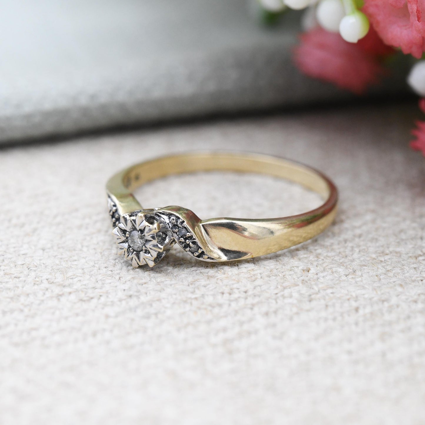 Vintage 9ct Gold Diamond Solitaire Ring 0.04 Carats 4 Points - Star Illusion Set Ring | Twisted Shank Design | UK Size - T | US Size - 9 1/2
