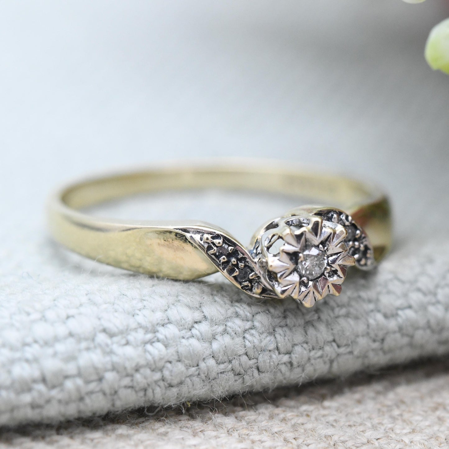 Vintage 9ct Gold Diamond Solitaire Ring 0.04 Carats 4 Points - Star Illusion Set Ring | Twisted Shank Design | UK Size - T | US Size - 9 1/2