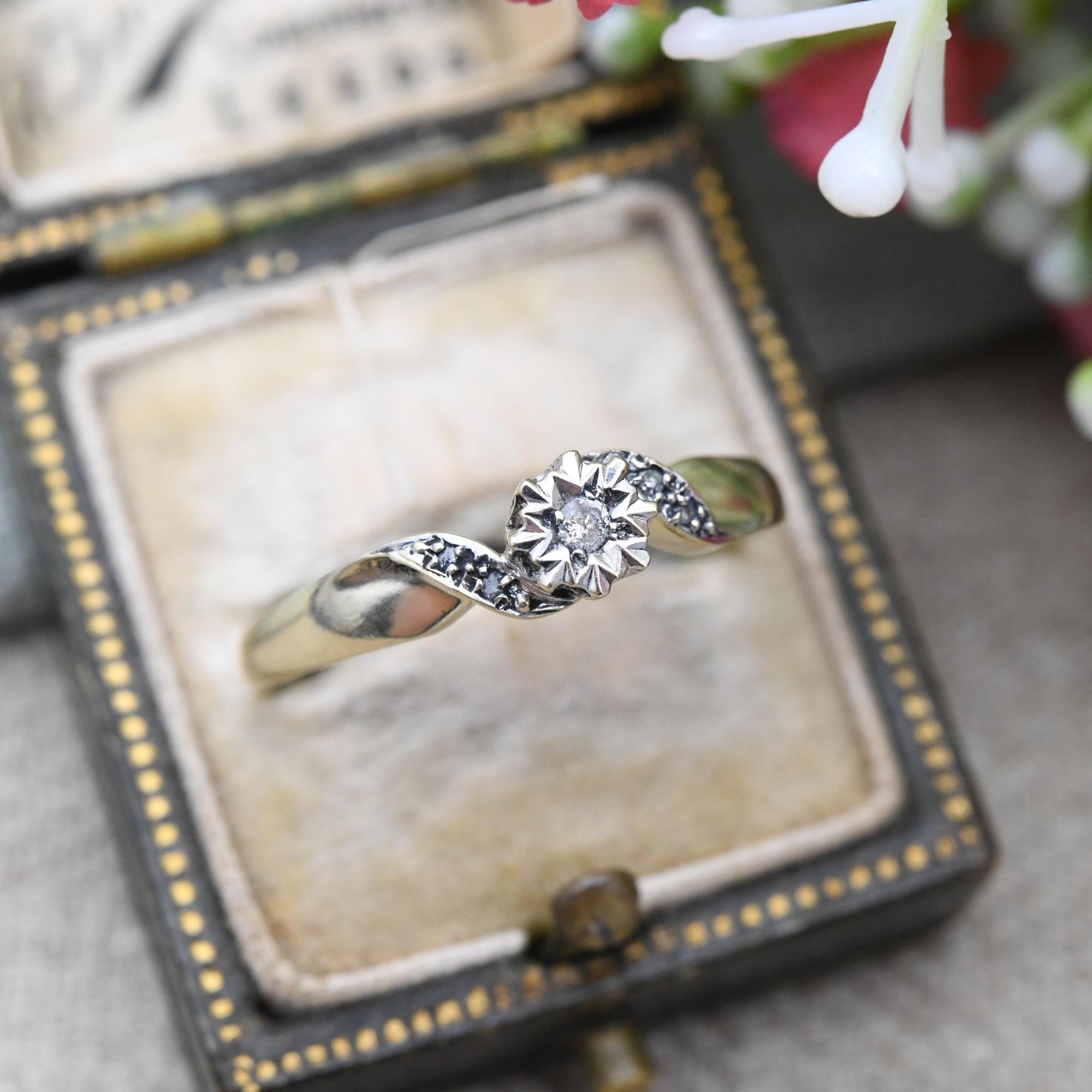 Vintage 9ct Gold Diamond Solitaire Ring 0.04 Carats 4 Points - Star Illusion Set Ring | Twisted Shank Design | UK Size - T | US Size - 9 1/2