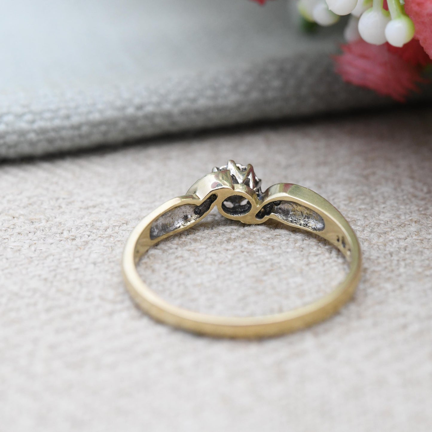 Vintage 9ct Gold Diamond Solitaire Ring 0.04 Carats 4 Points - Star Illusion Set Ring | Twisted Shank Design | UK Size - T | US Size - 9 1/2
