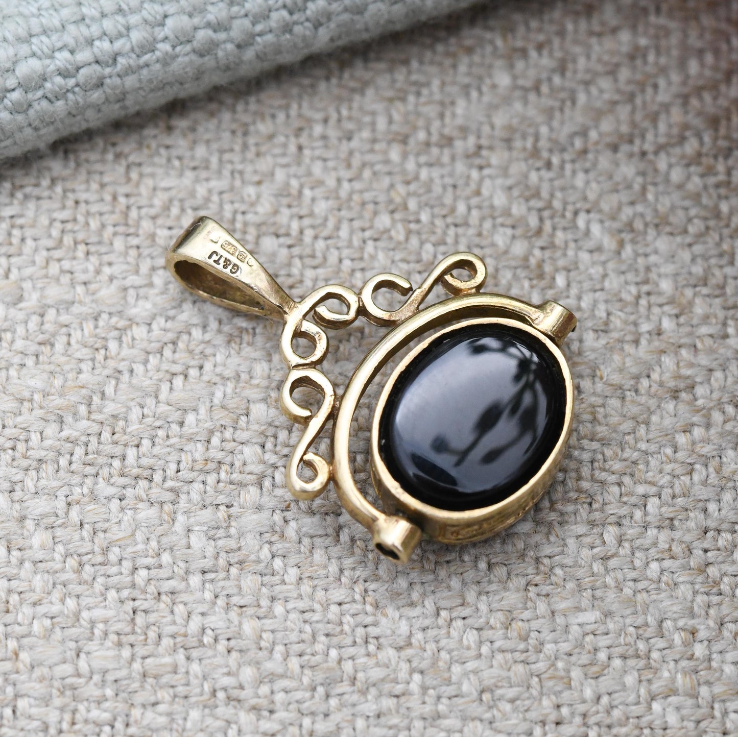 Vintage 9ct Gold Spinner Fob Pendant c. 1980s - Antique Style Miniature Gemstone Watch Fob Charm Ornate | Cabochon Red Carnelian Black Onyx