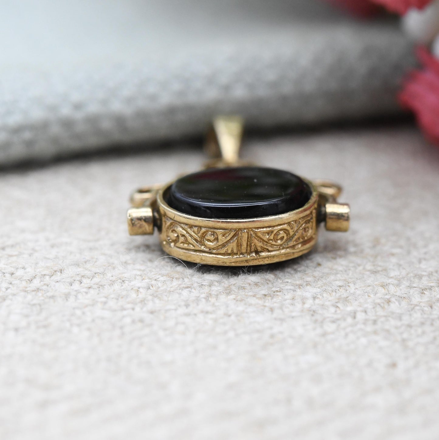 Vintage 9ct Gold Spinner Fob Pendant c. 1980s - Antique Style Miniature Gemstone Watch Fob Charm Ornate | Cabochon Red Carnelian Black Onyx