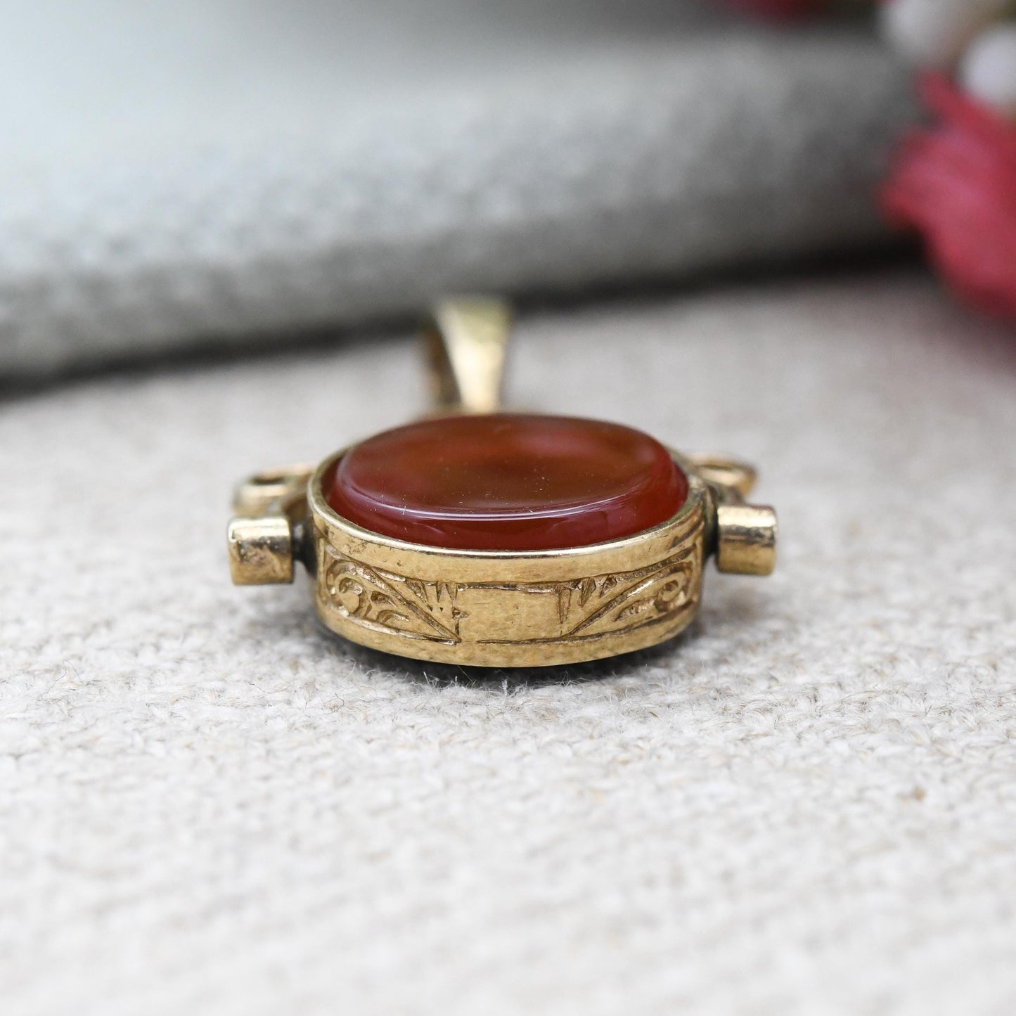 Vintage 9ct Gold Spinner Fob Pendant c. 1980s - Antique Style Miniature Gemstone Watch Fob Charm Ornate | Cabochon Red Carnelian Black Onyx
