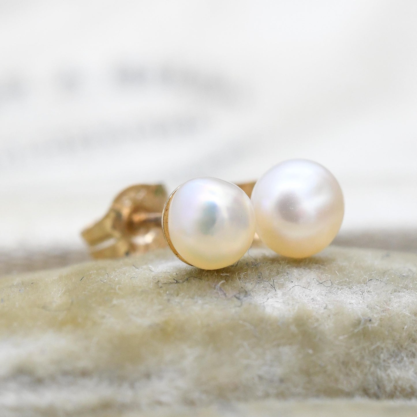 Vintage 9ct Gold Pearl Stud Earrings 1995 Hallmarks - Minimalist White Cultured Pearl Round Ball Earrings | Everyday Studs Jewellery for Her