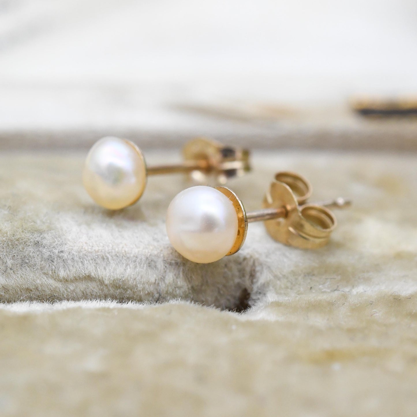Vintage 9ct Gold Pearl Stud Earrings 1995 Hallmarks - Minimalist White Cultured Pearl Round Ball Earrings | Everyday Studs Jewellery for Her