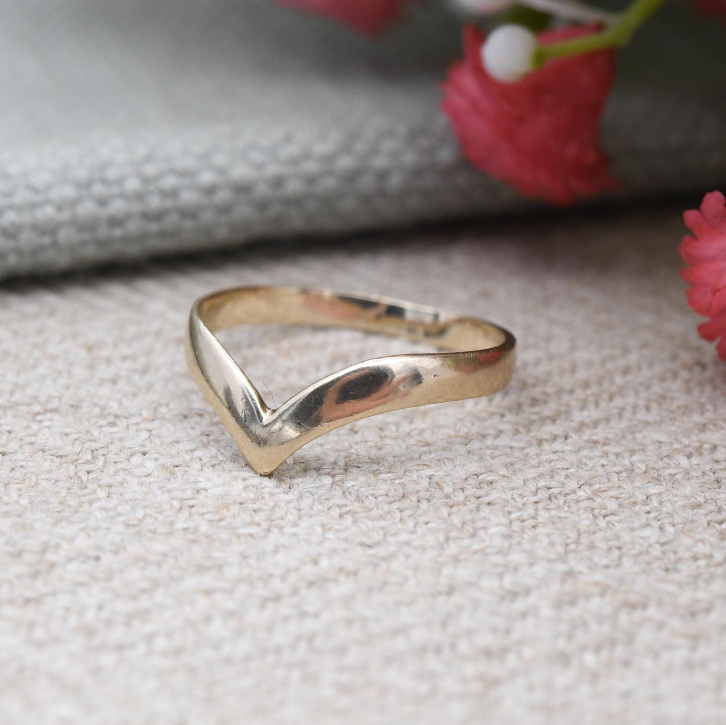 Vintage 9ct Gold Wishbone Ring Pinkie or Midi Ring 1987 - Small Size Yellow Gold V Shaped Stacking Band Ring | UK Size - H 1/2 | US Size - 4