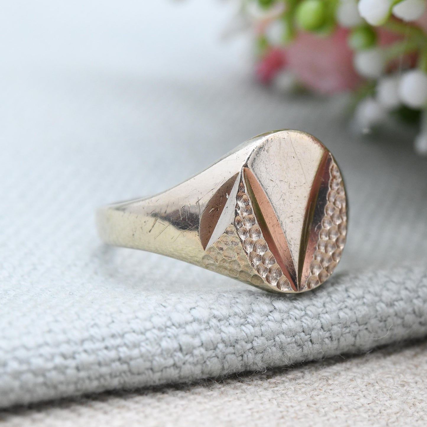 Vintage 9ct Gold Signet Ring 1975 Textured V Design - Chunky Large Solid Gold Ring Jewellery Gift for Him | UK Size - X | US Size - 11 1/2