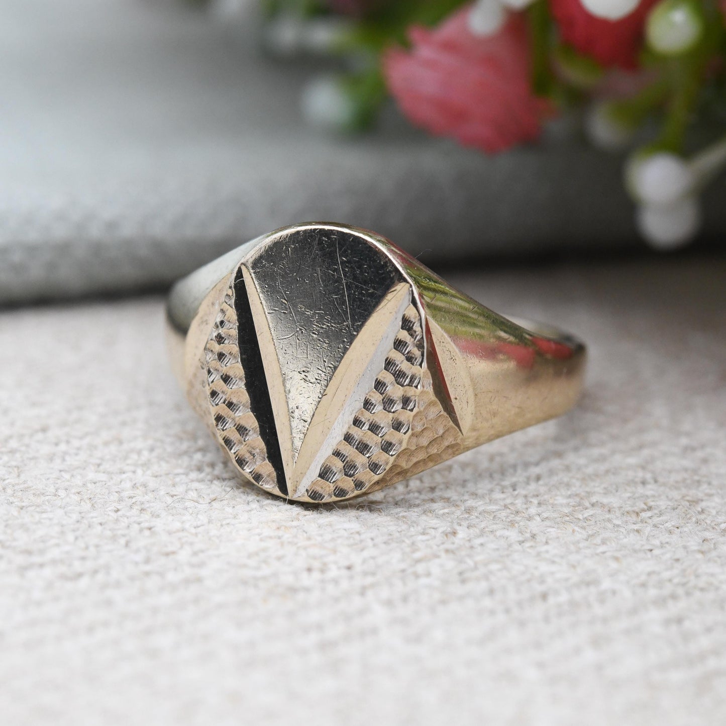 Vintage 9ct Gold Signet Ring 1975 Textured V Design - Chunky Large Solid Gold Ring Jewellery Gift for Him | UK Size - X | US Size - 11 1/2