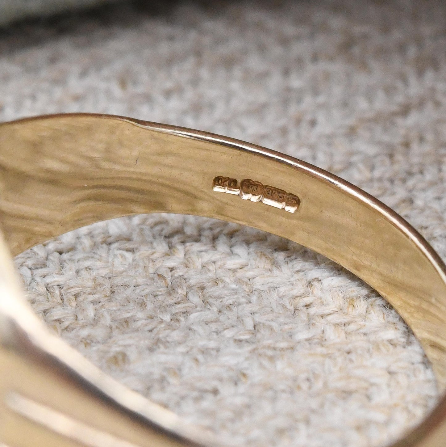 Vintage 9ct Gold Signet Ring with Engraved Scrolling Corner - Chunky Large Gold Middle Finger Gift for Him | UK Size - S | US Size - 9