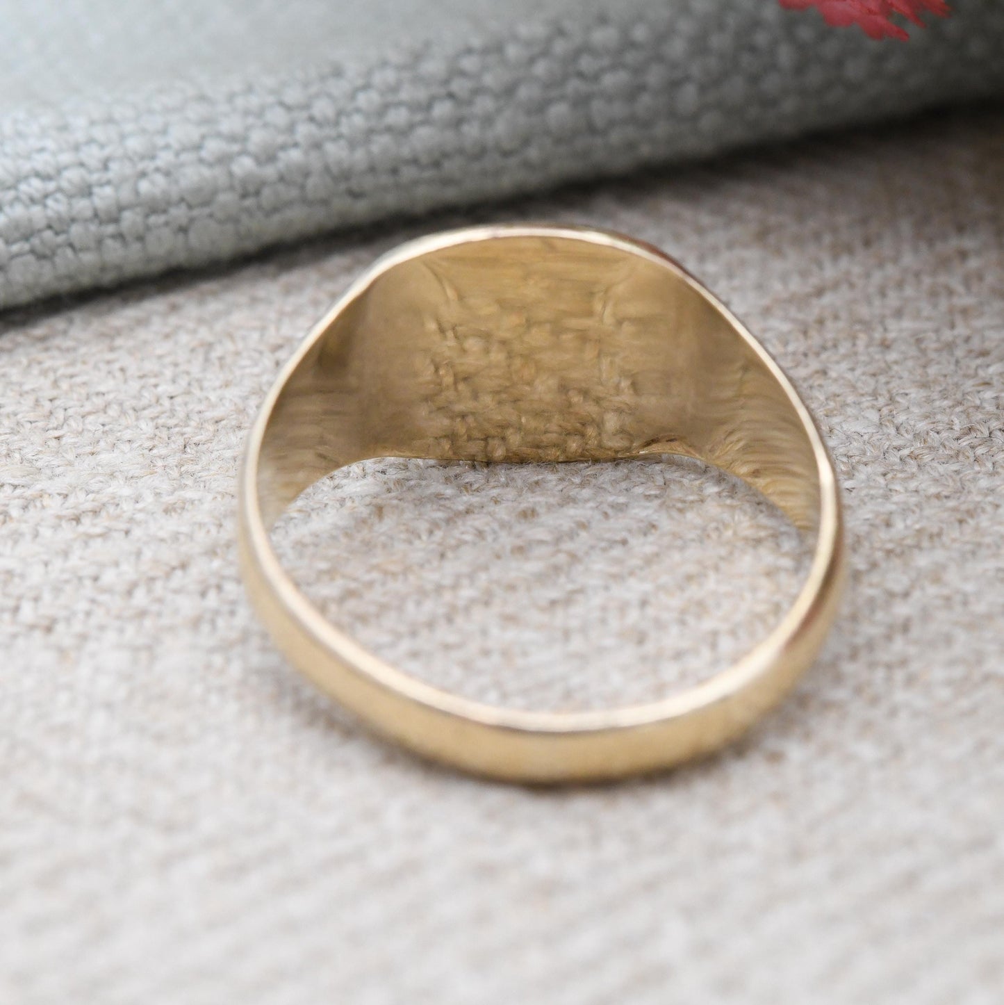 Vintage 9ct Gold Signet Ring with Engraved Scrolling Corner - Chunky Large Gold Middle Finger Gift for Him | UK Size - S | US Size - 9