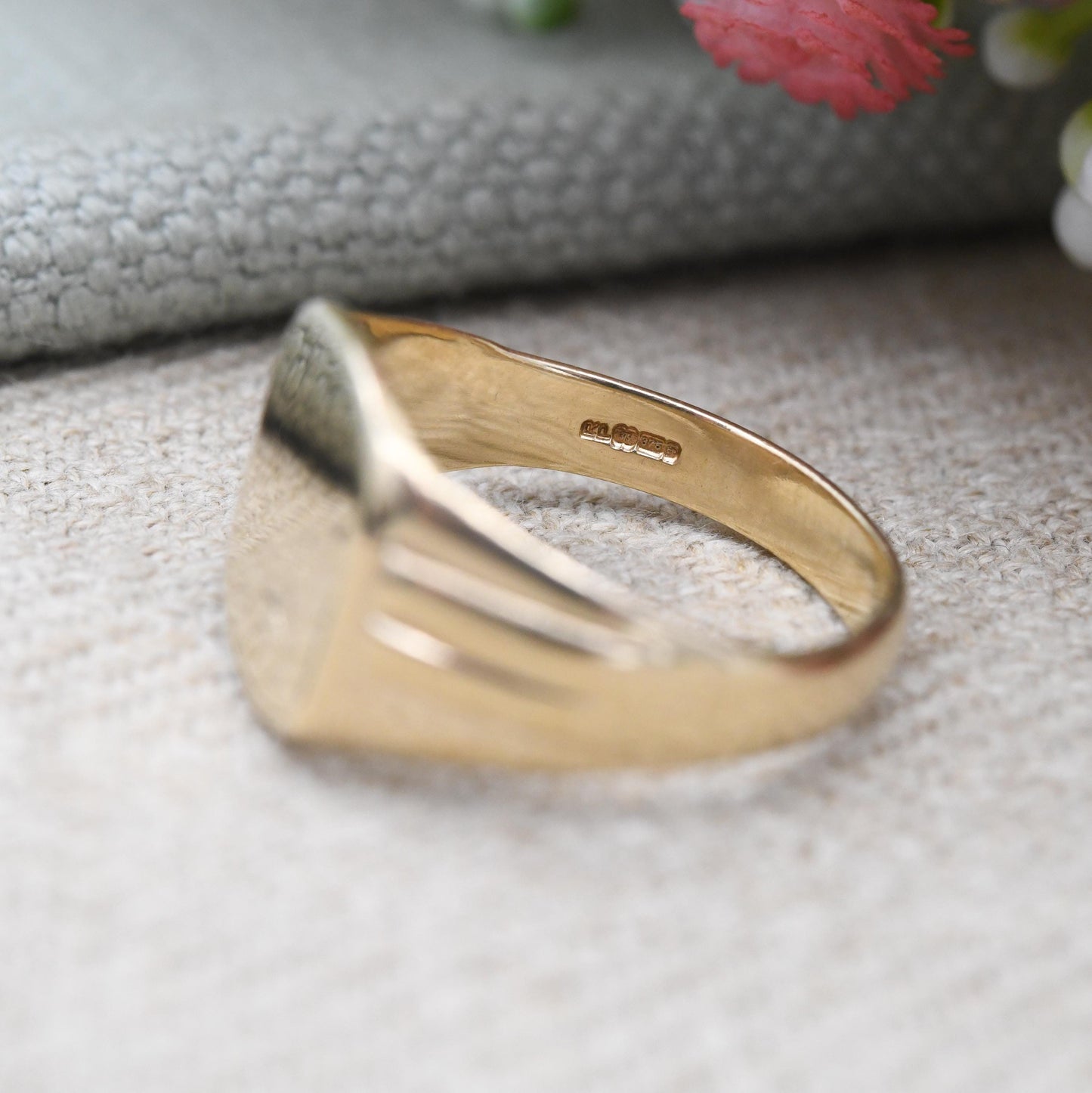 Vintage 9ct Gold Signet Ring with Engraved Scrolling Corner - Chunky Large Gold Middle Finger Gift for Him | UK Size - S | US Size - 9